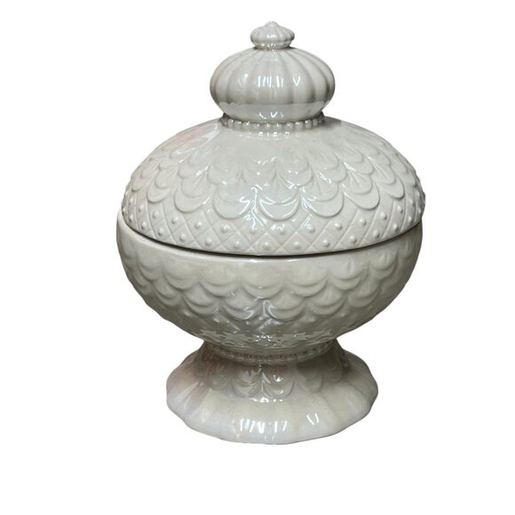 Vintage-Inspired White Ceramic Lidded Jar Candle With Ornate Textured Design - Picture 2 of 4